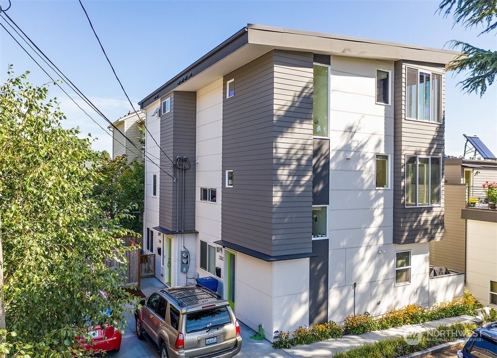 Photo of 2304 W Lynn St, Seattle, WA 98199 (MLS # 2019432)