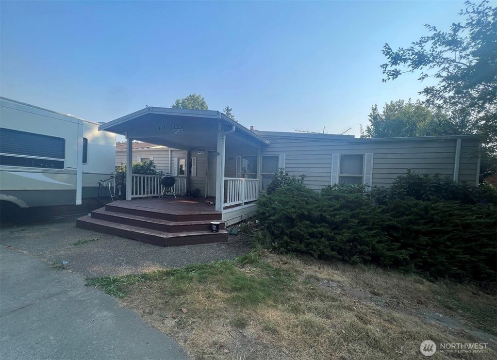 Photo of 418 37th Street SE, Auburn, WA 98002 (MLS # 2443073)