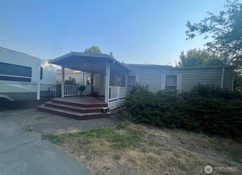Photo of 418 37th Street SE, Auburn, WA 98002 (MLS # 2443073)
