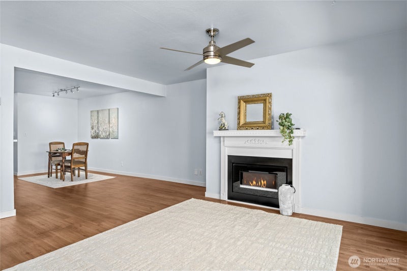2021 N LaVenture Road 404