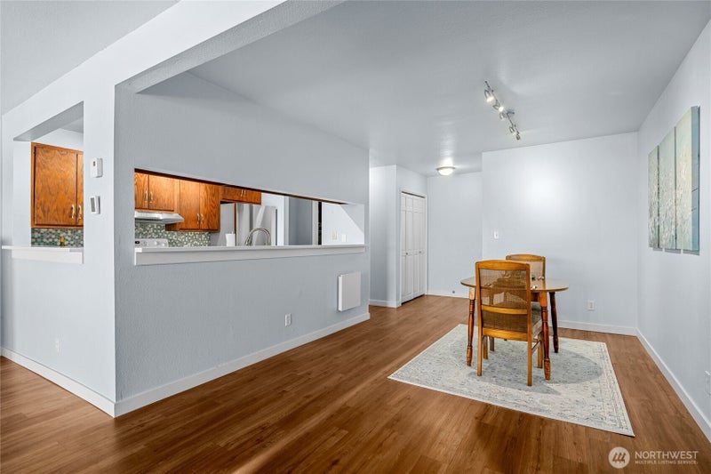 2021 N LaVenture Road 404