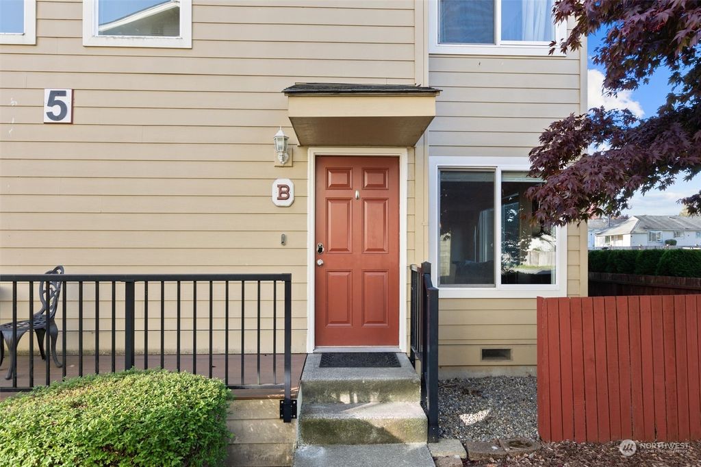 Photo of 2902 13th Street #5B, Everett, WA 98201 (MLS # 2306431)