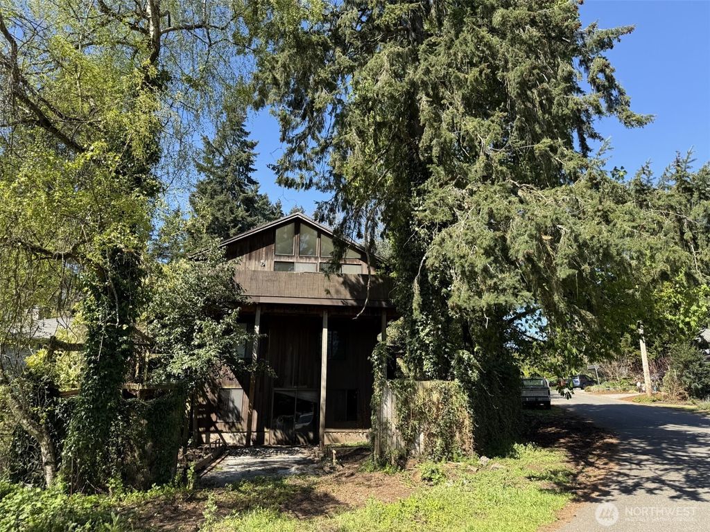 Photo of 3205 NE 117th Street, Seattle, WA 98125 (MLS # 2363375)