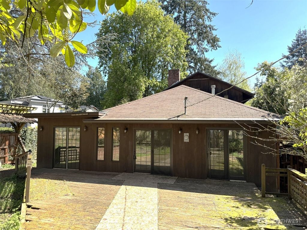 Photo of 3205 NE 117th Street, Seattle, WA 98125 (MLS # 2363375)