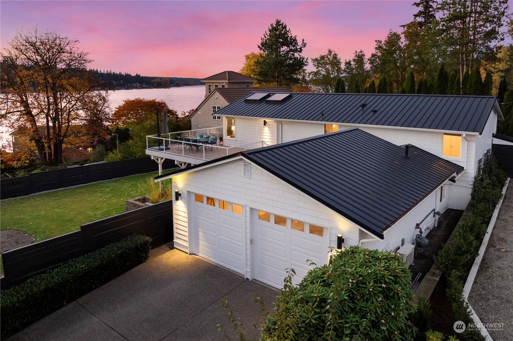 Photo of 1703 E Lake Sammamish Pkwy Pkwy NE, Sammamish, WA 98074 (MLS # 2308772)