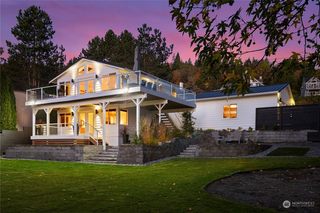 Photo of 1703 E Lake Sammamish Pkwy Pkwy NE, Sammamish, WA 98074 (MLS # 2308772)