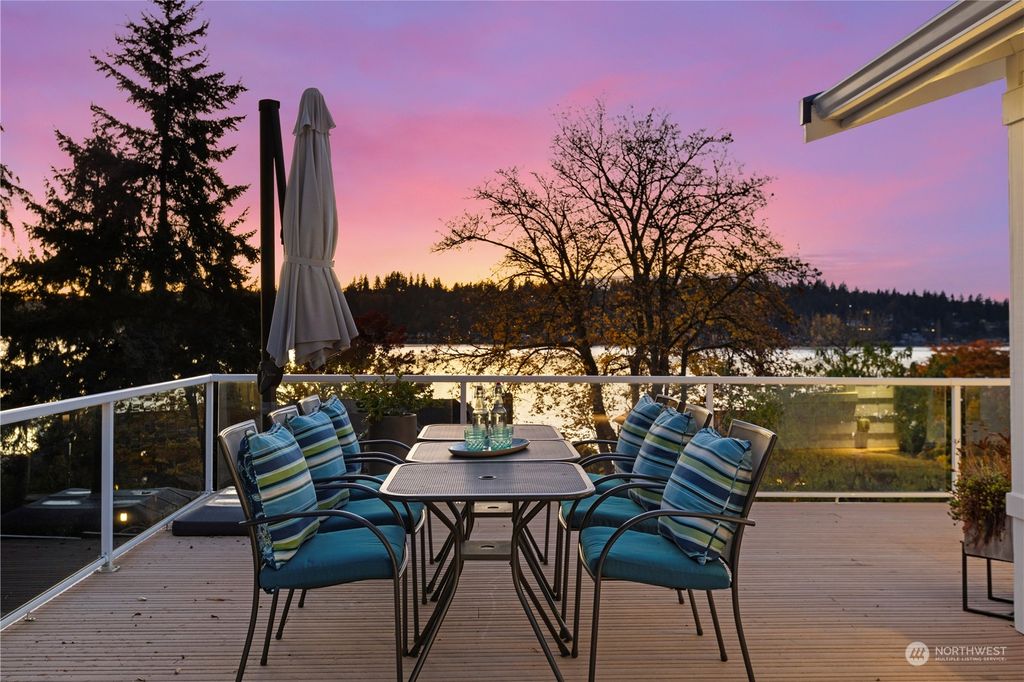 Photo of 1703 E Lake Sammamish Pkwy Pkwy NE, Sammamish, WA 98074 (MLS # 2308772)