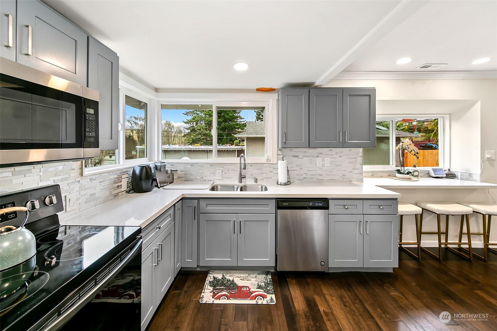 Seattle, Washington 98106, United States, 4 Bedrooms Bedrooms, ,3 BathroomsBathrooms,Residential,Pending,21779