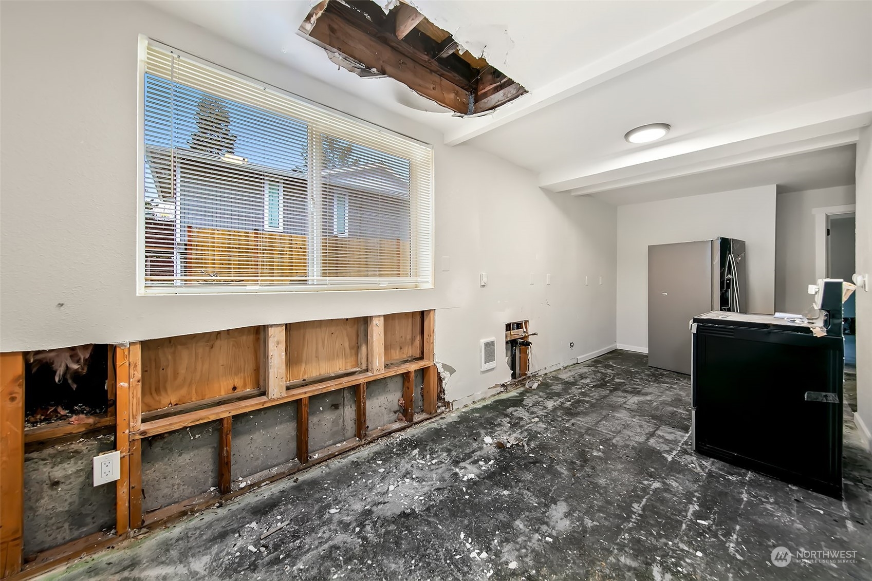 Seattle, Washington 98106, United States, 4 Bedrooms Bedrooms, ,3 BathroomsBathrooms,Residential,Pending,21779