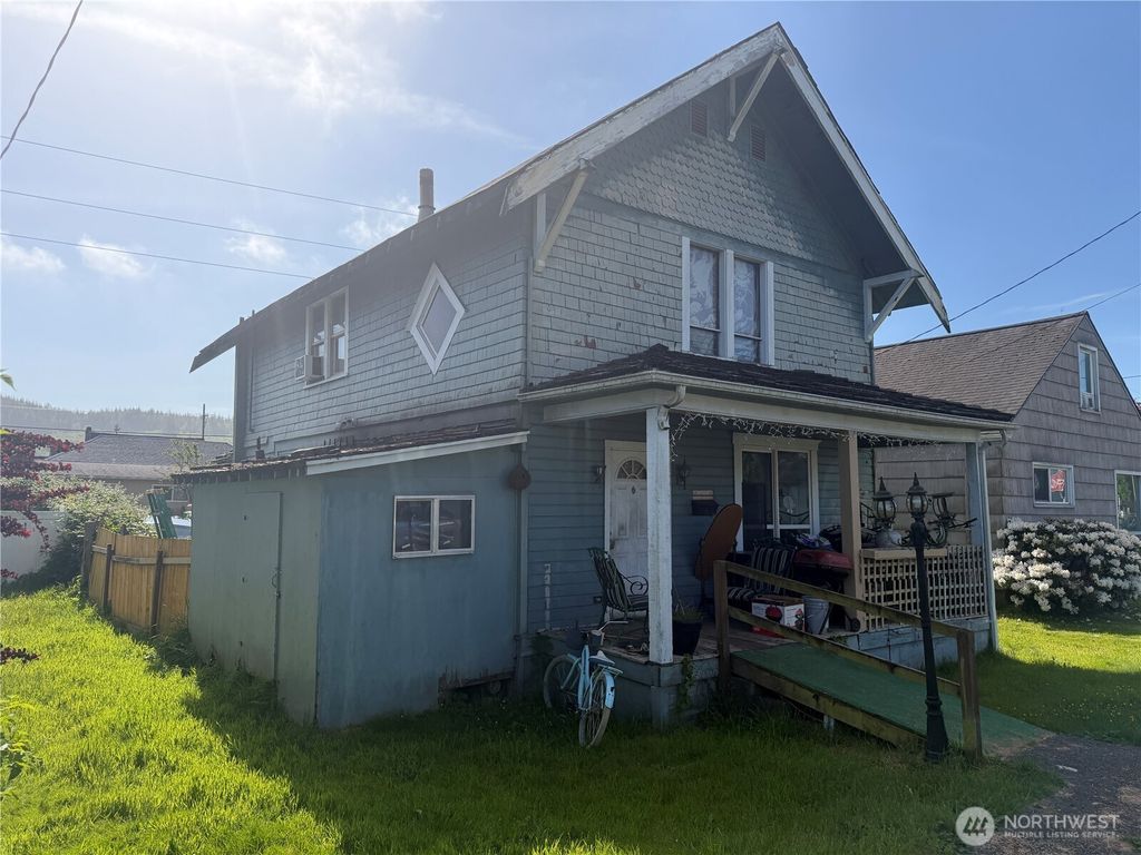 Photo of 804 Monroe Street, Hoquiam, WA 98550 (MLS # 2531613)