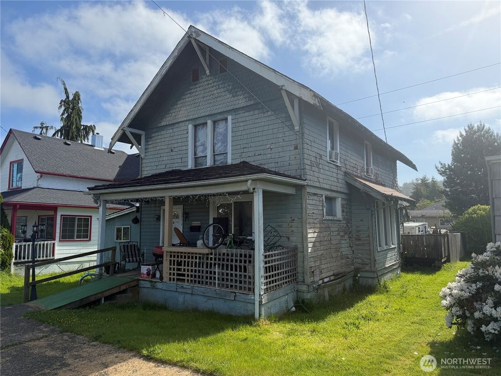 Photo of 804 Monroe Street, Hoquiam, WA 98550 (MLS # 2531613)