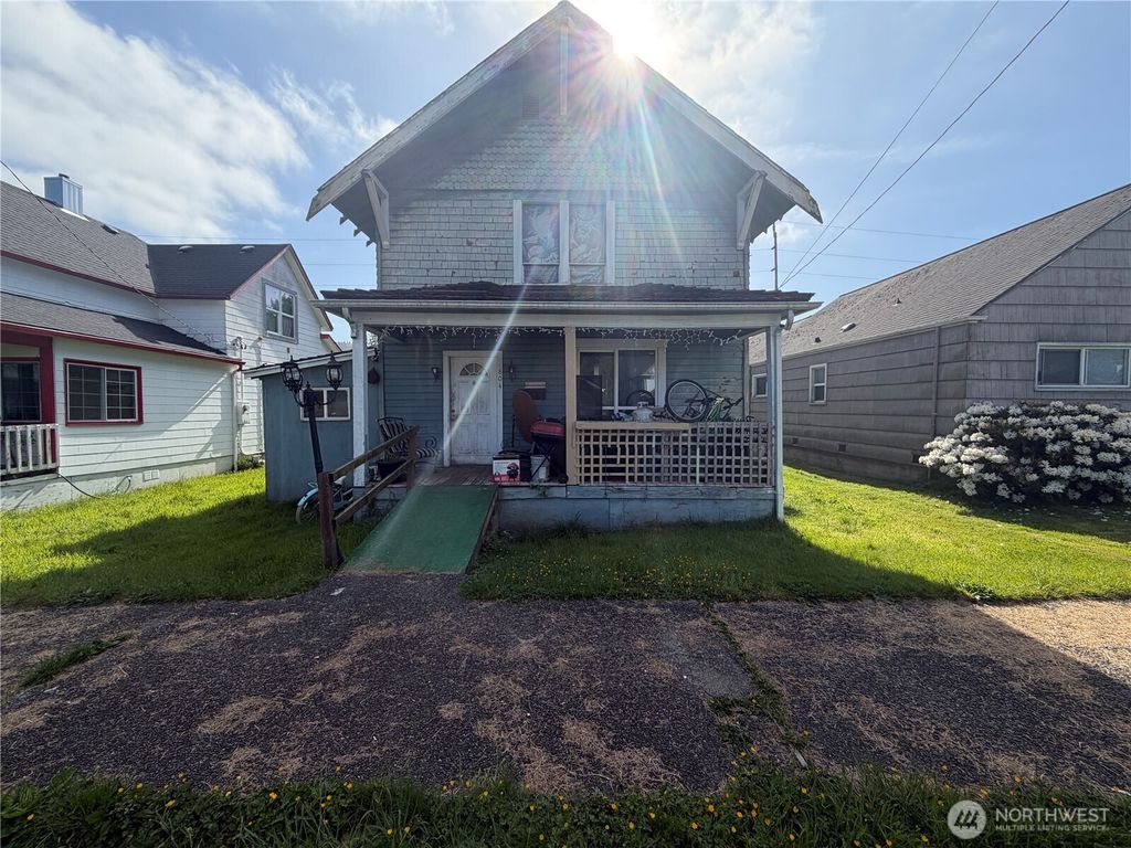 Photo of 804 Monroe Street, Hoquiam, WA 98550 (MLS # 2531613)