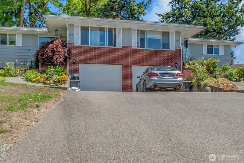 1911 Willow Lane W