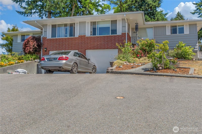 1911 Willow Lane W