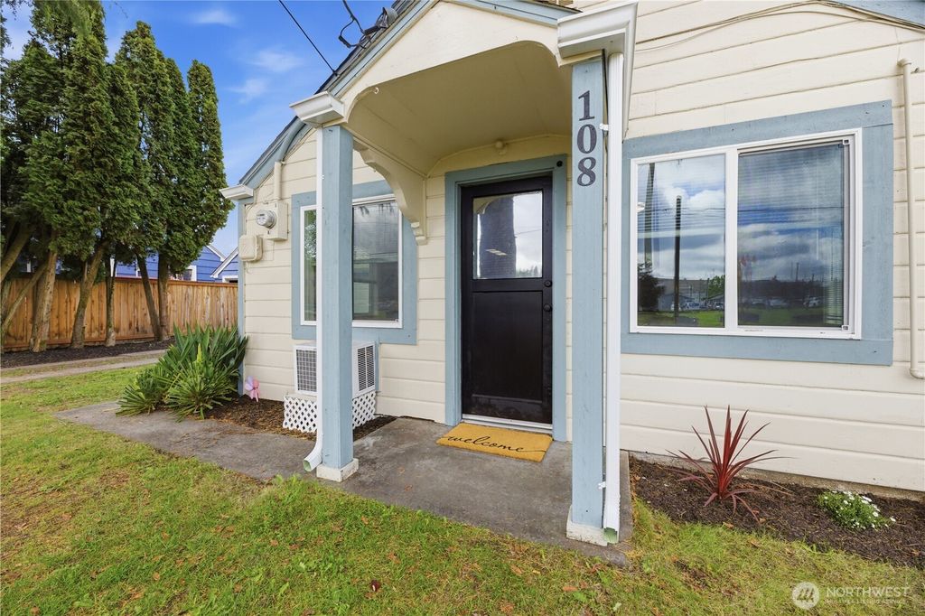 Photo of 108 8th Street NW, Puyallup, WA 98371 (MLS # 2526172)