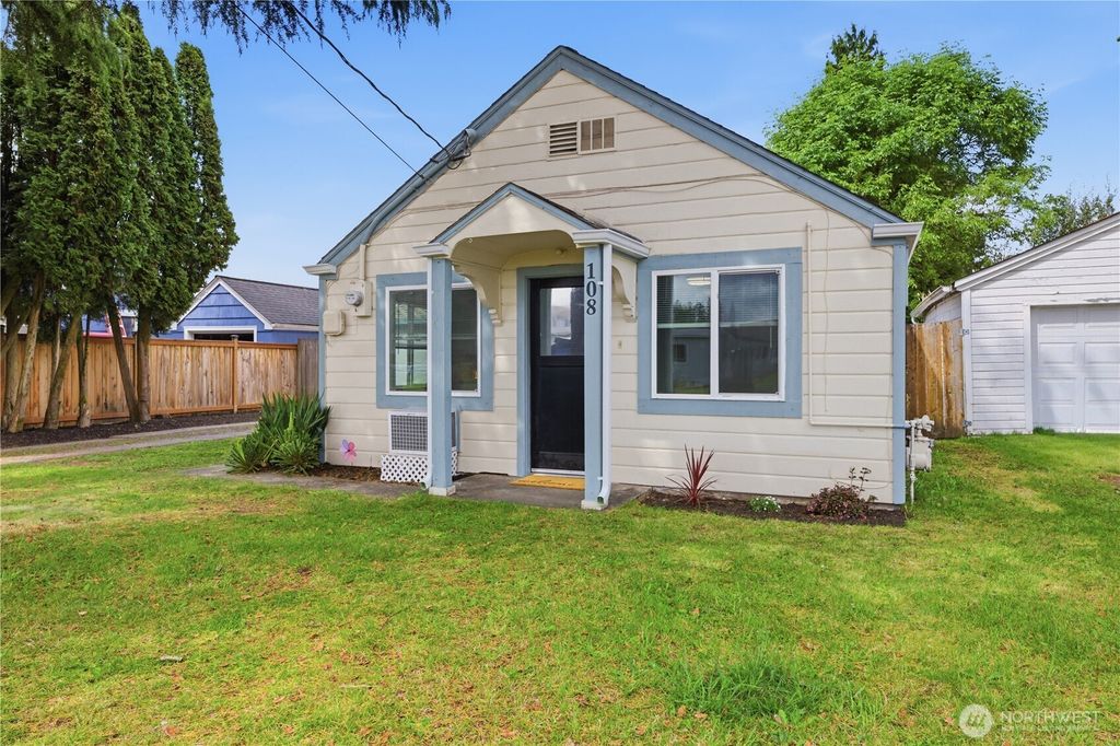 Photo of 108 8th Street NW, Puyallup, WA 98371 (MLS # 2526172)