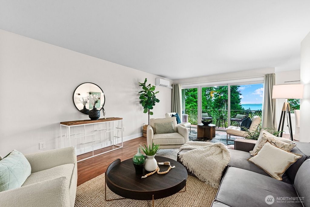 Photo of 11515 Greenwood Avenue N #B, Seattle, WA 98133 (MLS # 2375101)
