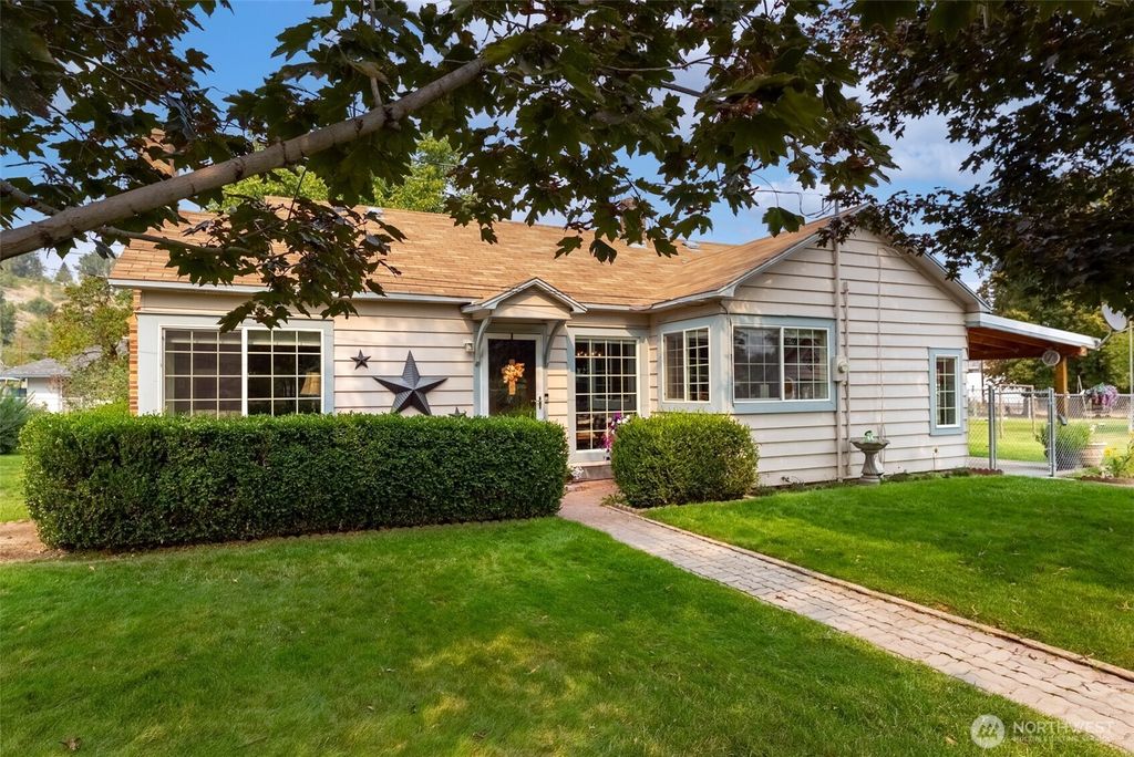 Photo of 211 S Granite Street, Omak, WA 98841 (MLS # 2475398)