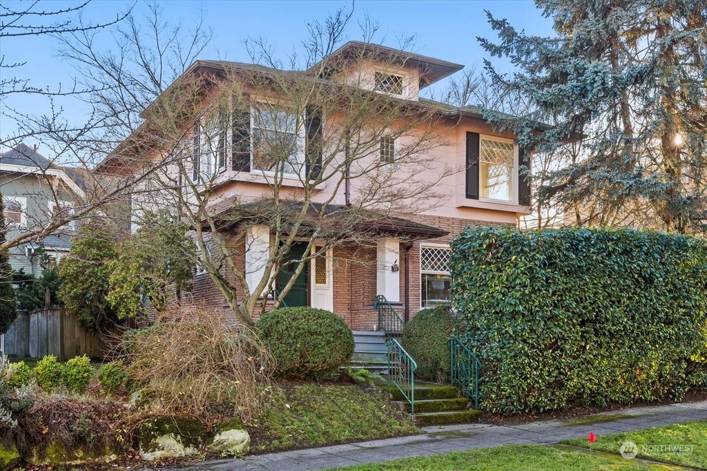 Photo of 323 W Garfield Street, Seattle, WA 98119 (MLS # 2314130)
