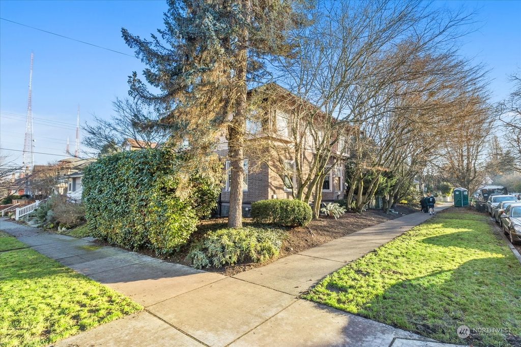 Photo of 323 W Garfield Street, Seattle, WA 98119 (MLS # 2314130)