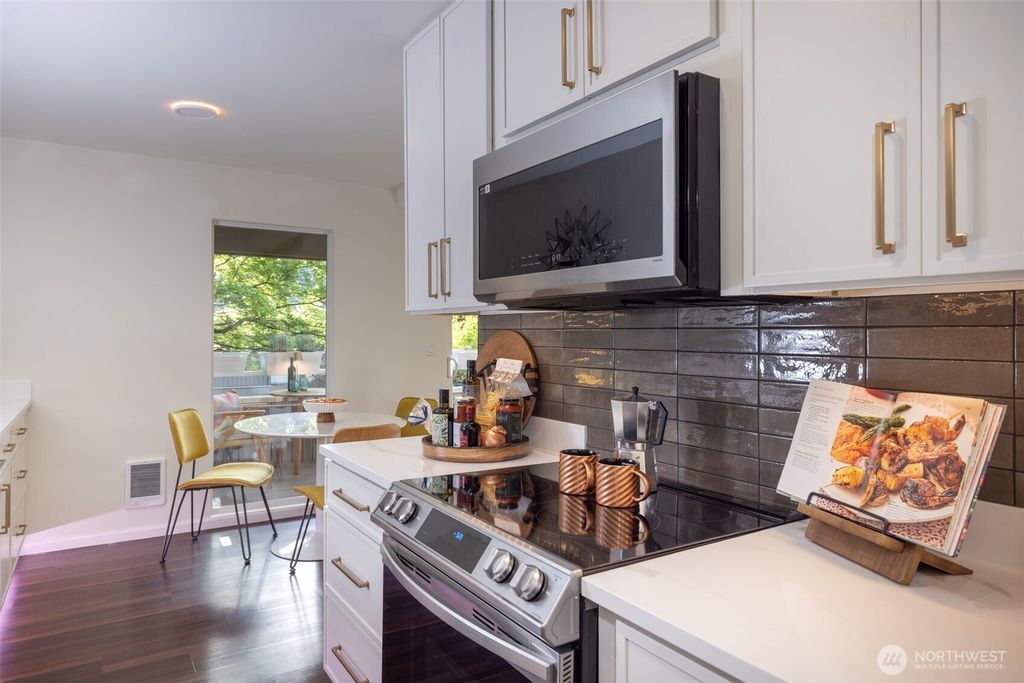 Photo of 812 100th Avenue NE #102, Bellevue, WA 98004 (MLS # 2396555)