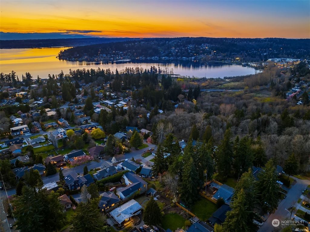 Photo of 212 19th Avenue, Kirkland, WA 98033 (MLS # 2065030)