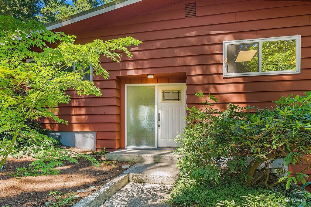 Photo of 1102 NE 198th St, Shoreline, WA 98155 (MLS # 1991130)