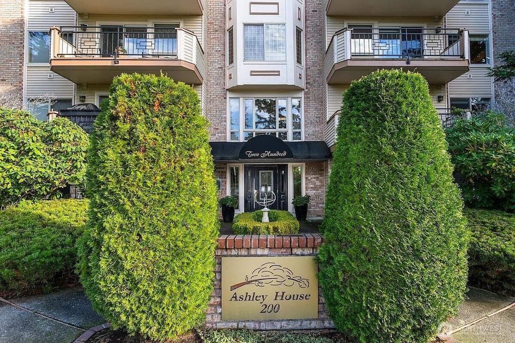 Photo of 200 99th Avenue NE #16, Bellevue, WA 98004 (MLS # 2464953)