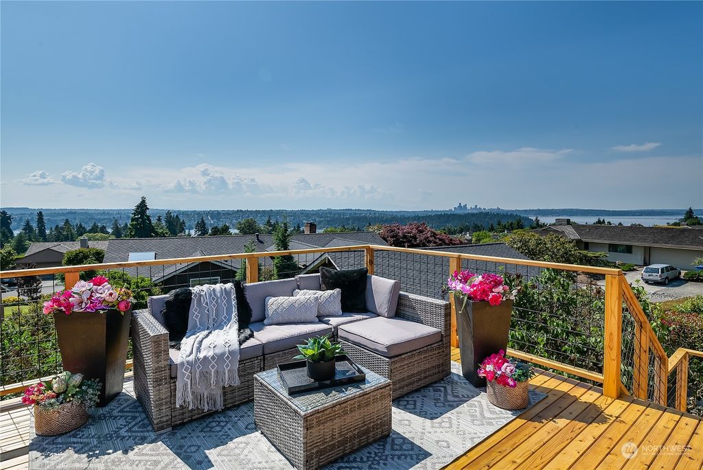 Photo of 8355 SE 68th Street, Mercer Island, WA 98040 (MLS # 2127973)