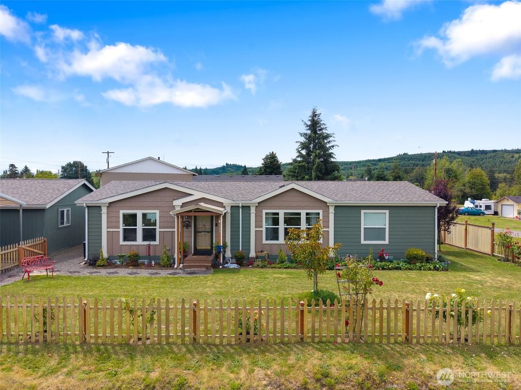 Photo of 608 Main Street, Vader, WA 98593 (MLS # 2549592)