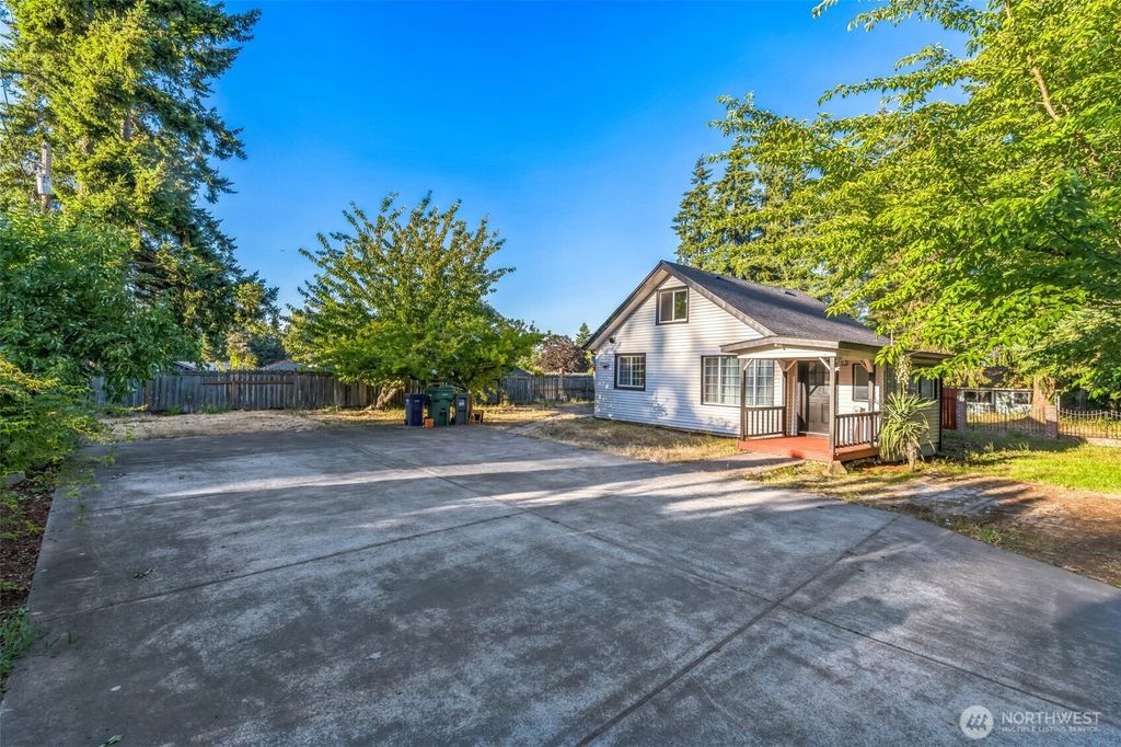 Photo of 822 S 308 Street, Federal Way, WA 98003 (MLS # 2411580)