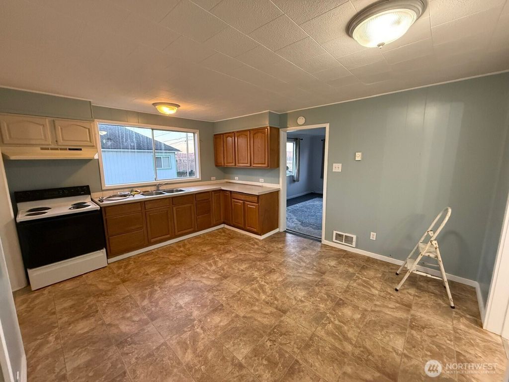 Photo of 1132 Fowler Street, Raymond, WA 98577 (MLS # 2490780)