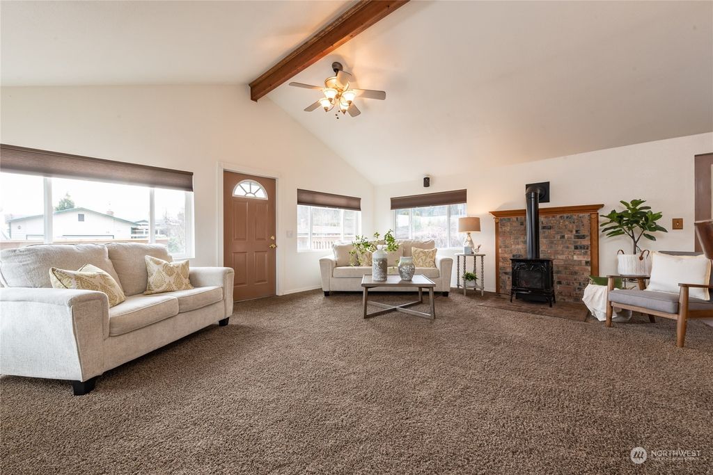 Photo of 37 2nd Avenue N, Algona, WA 98001 (MLS # 2028289)