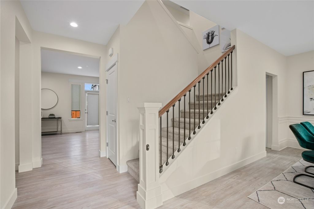 Photo of 17712 NE 113 Way, Redmond, WA 98052 (MLS # 2193781)