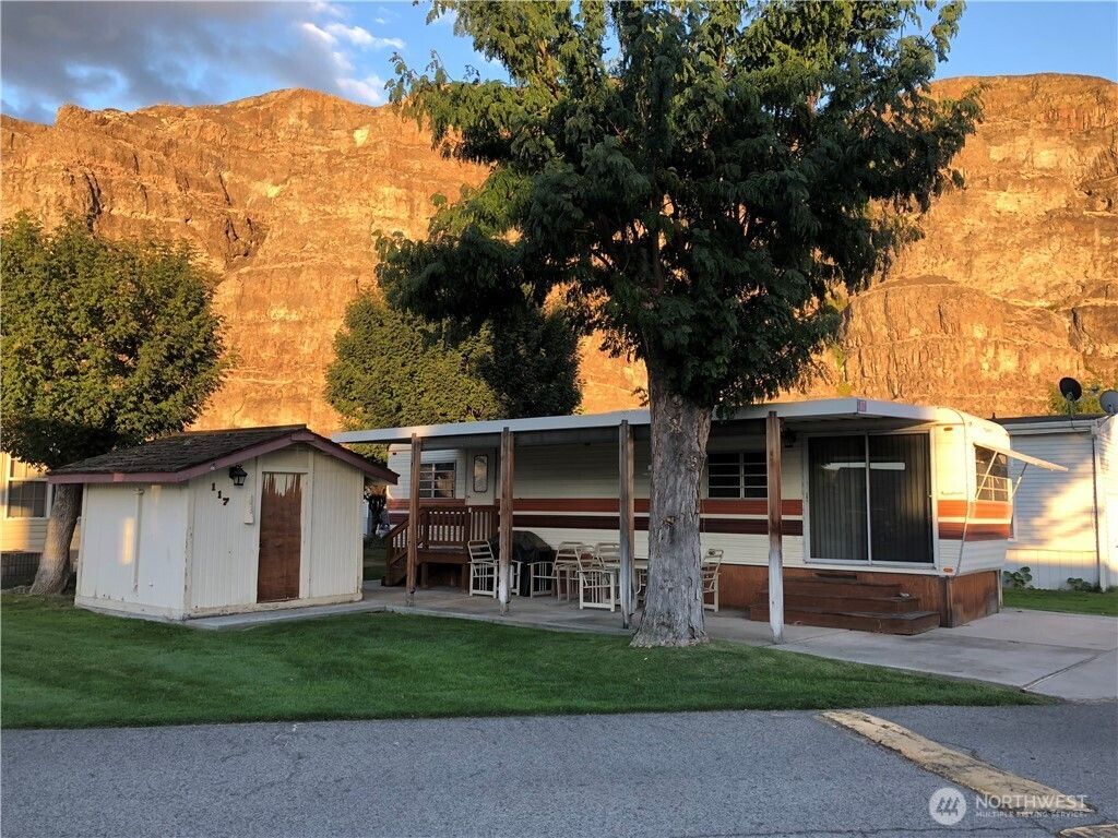 Photo of 8818 Crescent Bar Road NW #117, Quincy, WA 98848 (MLS # 2502142)