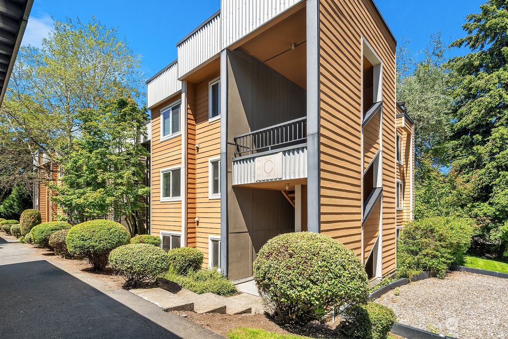 Photo of 724 Kirkland Circle Cir #C105, Kirkland, WA 98033 (MLS # 2249560)