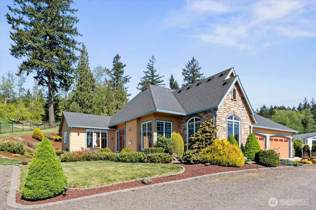 Photo of 204 Powder Hill Drive, Kalama, WA 98625 (MLS # 2572420)