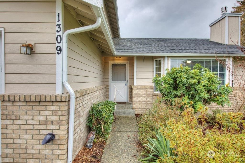 Photo of 1309 SW 158th Street, Burien, WA 98166 (MLS # 2028788)
