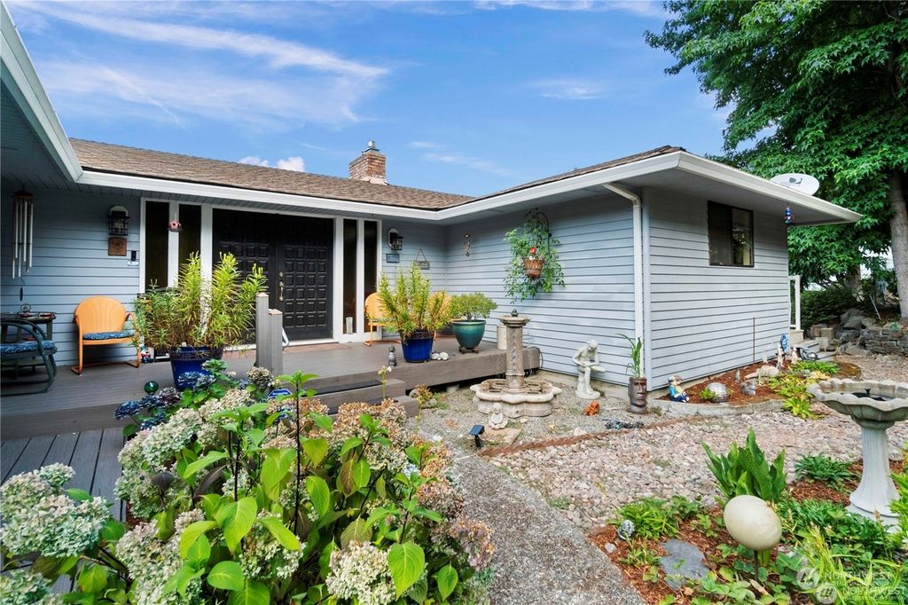 Photo of 25715 127th Avenue SE, Kent, WA 98030 (MLS # 2288167)