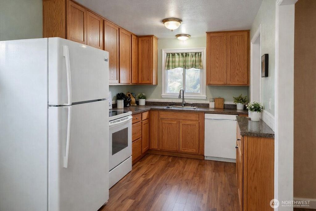 Photo of 913 E 7th Street, Port Angeles, WA 98362 (MLS # 2474764)