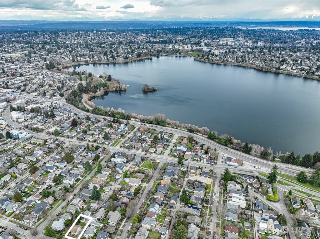 Photo of 6714 Fremont Avenue N, Seattle, WA 98103 (MLS # 2307728)