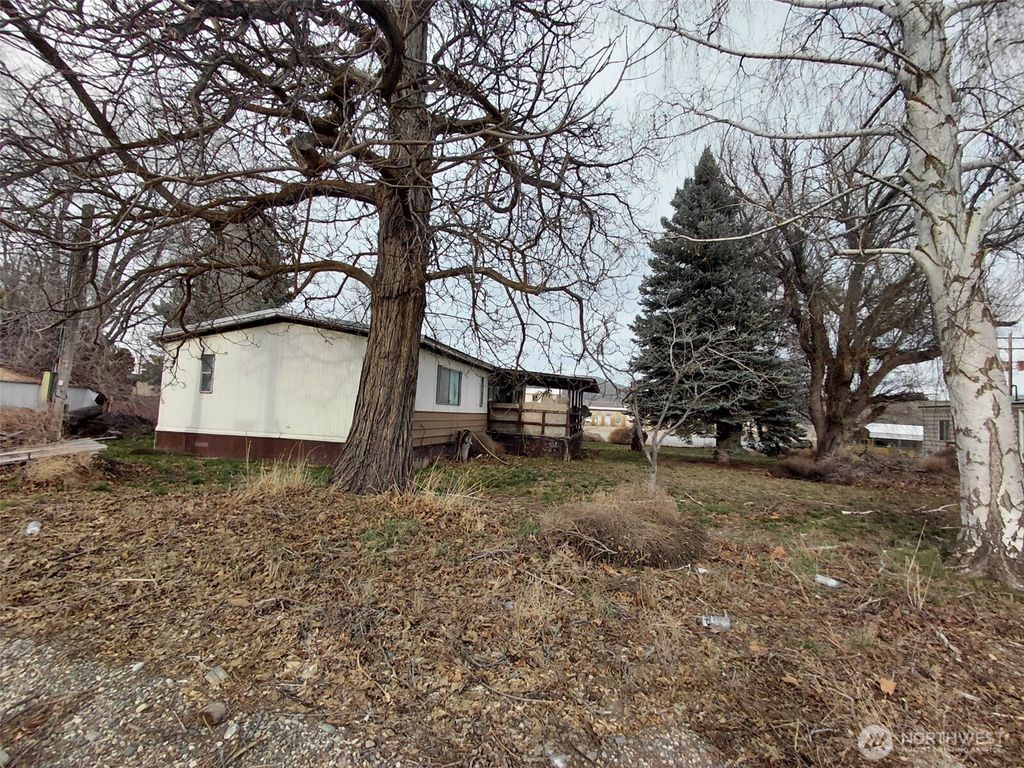 Photo of 2528 Monroe Avenue, Bridgeport, WA 98813 (MLS # 2498303)