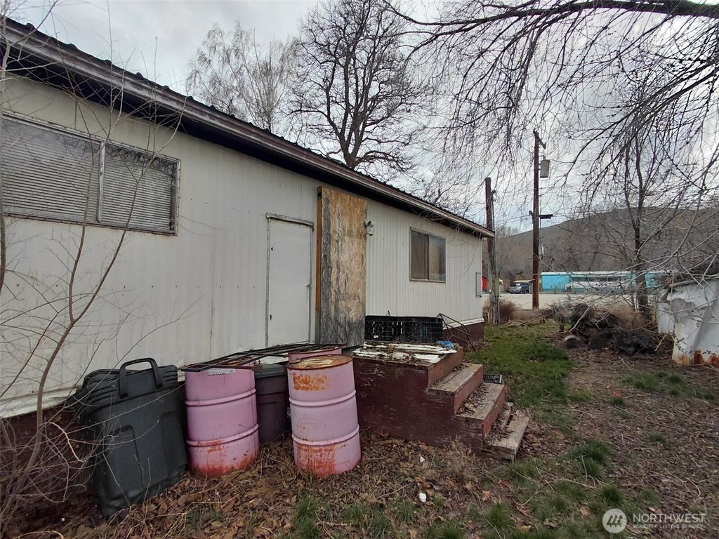 Photo of 2528 Monroe Avenue, Bridgeport, WA 98813 (MLS # 2498303)