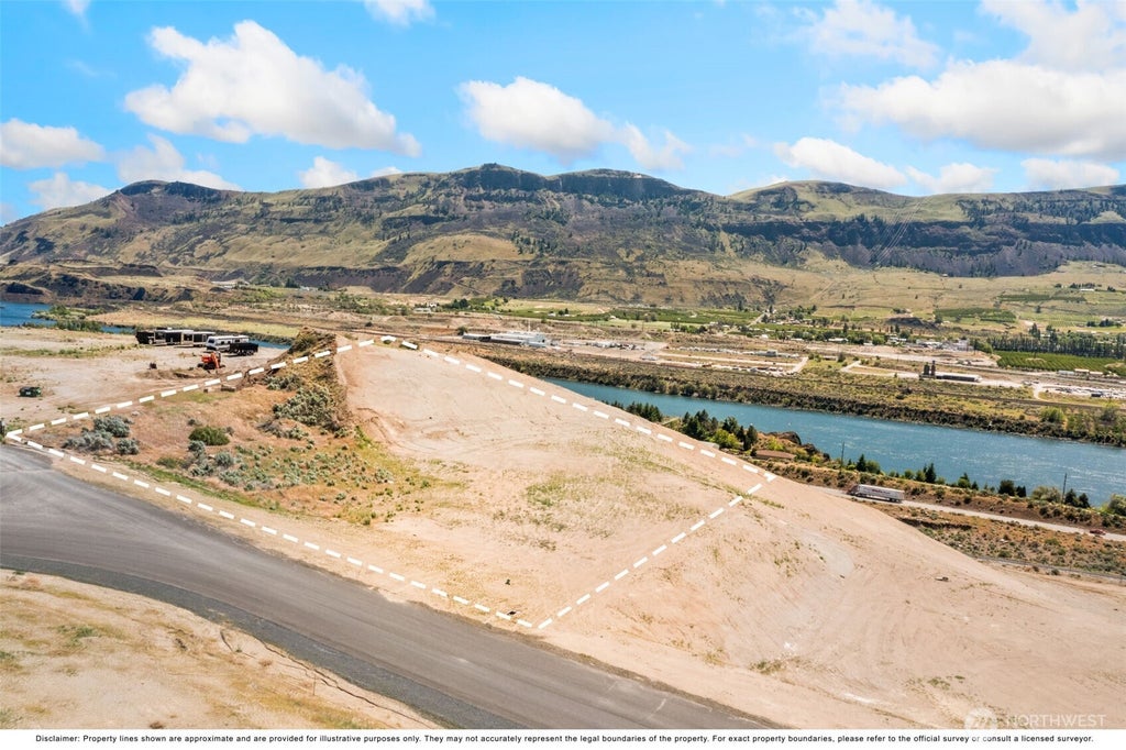 Photo of 153 S Valiant Drive #20, East Wenatchee, WA 98802 (MLS # 2584455)