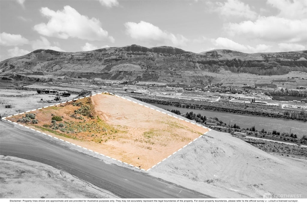 Photo of 153 S Valiant Drive #20, East Wenatchee, WA 98802 (MLS # 2584455)