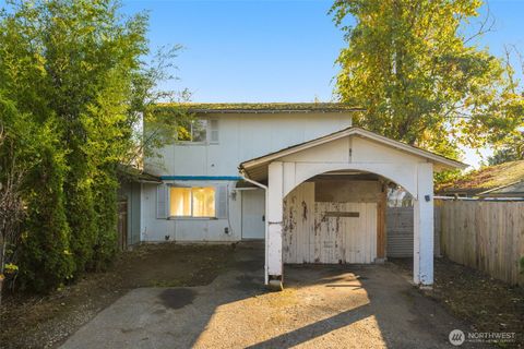 Photo of 12123 SE 319th Place, Auburn, WA 98092 (MLS # 2446963)