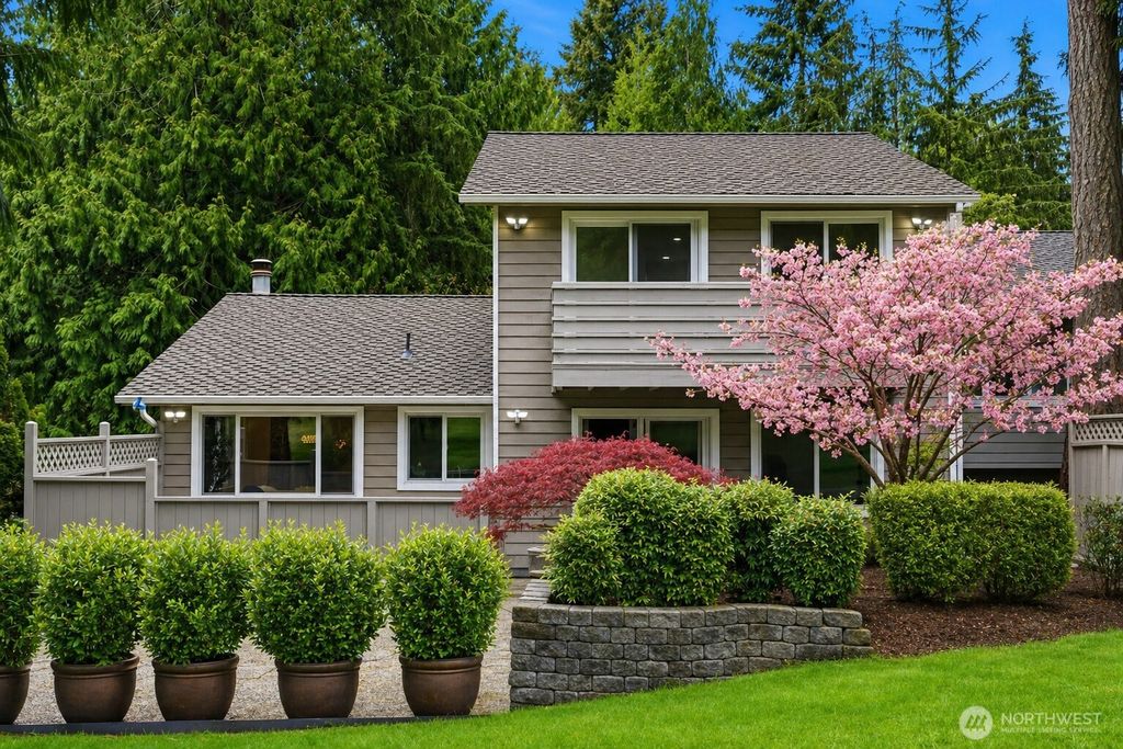Photo of 21633 NE 29th St St, Sammamish, WA 98074 (MLS # 2512923)