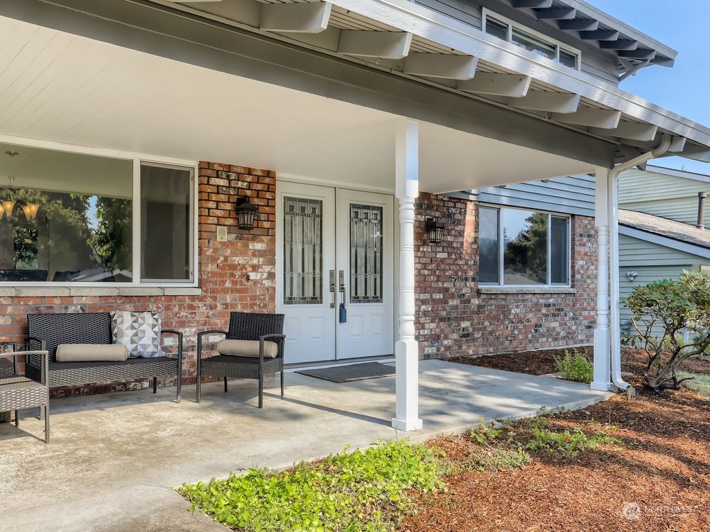 Photo of 12920 SE 68th Street, Bellevue, WA 98006 (MLS # 1989462)