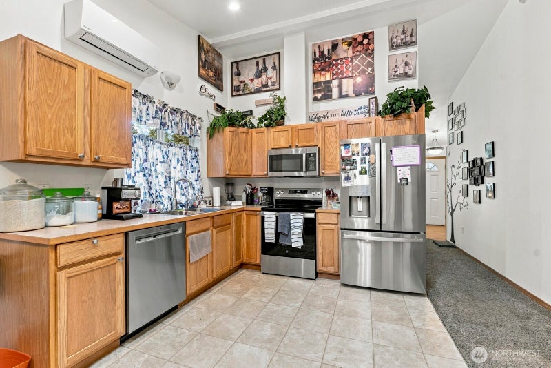 31 E Ketron Place W