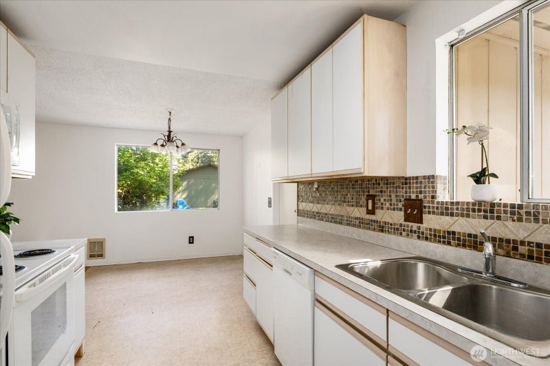 4511 Woodland Circle